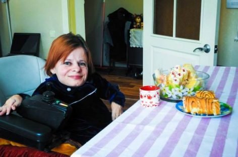 «Кришталевій» лучанці подарували електровізок