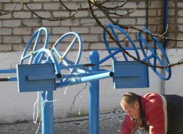 В Мариуполе устанавливают необычные тренажёры для детей