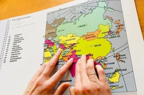 Луцький дизайнер розробив перший в Україні тактильний атлас світу