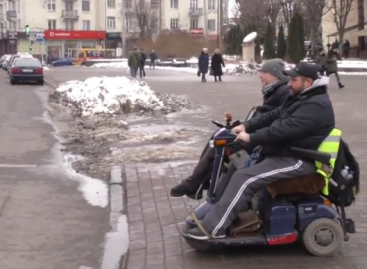 Доступно чи обмежено: як живуть люди на інвалідних візках у Луцьку