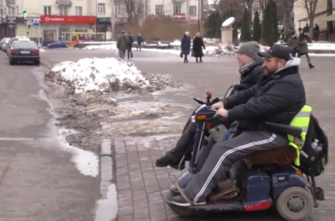 Доступно чи обмежено: як живуть люди на інвалідних візках у Луцьку