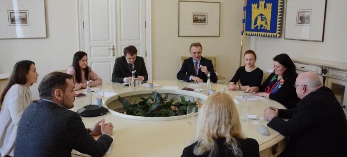 Шотландська благодійна організація готова допомогти Львову зі спеціальними візками для людей з інвалідністю