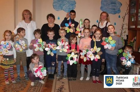 У Львові для дітей з порушенням слуху та їх сімей провели арт-терапію та майстер-клас із розвитку дрібної моторики