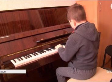Не бачиш ноти – грай “на дотик”: у музшколі Дніпра створюють інклюзивний клас
