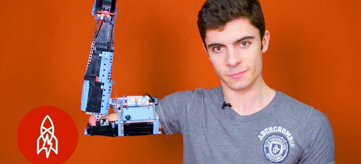Школяр зібрав собі протез руки з конструктора Lego