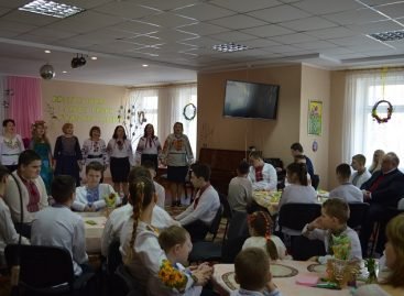 У Рівненському навчально-реабілітаційному центрі «Особлива дитина» діти прикрасили імбирні пряники та пасхальні прикраси до свята