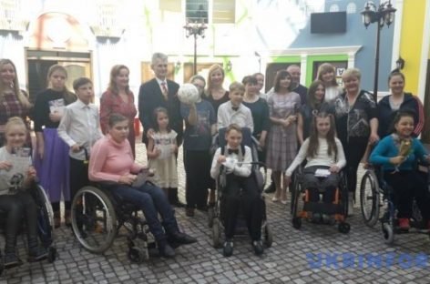 В Центрі реабілітації дітей з інвалідністю репетирували Віденський бал