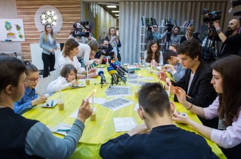 Марина Порошенко запросила дітей з особливими освітніми потребами розписати великодні писанки