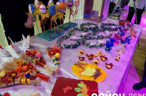 Півники, віночки і картини: у Луцьку продавали роботи дітей з аутизмом