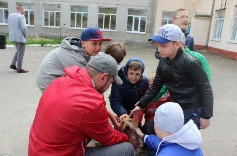 У Луцьку запроваджують лікування за допомогою тварин для вихованців реабілітаційного центру