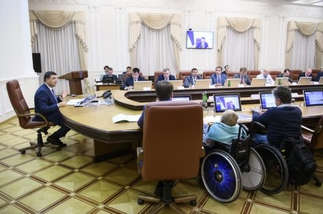 В регіональні програми розвитку треба внести пункт про виконання потреб людей з обмеженими можливостями і ввести посади уповноважених з цих питань, – Володимир Гройсман