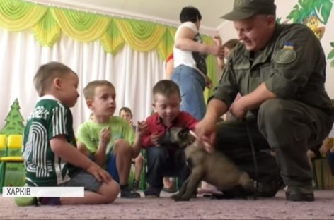 Зоотерапія від Нацгвардії: військові кінологи з чотирилапими завітали до діток з інвалідністю