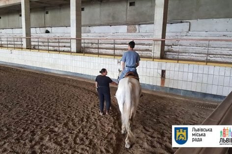 У Львові для дітей та молоді з інвалідністю організували заняття з іпотерапії