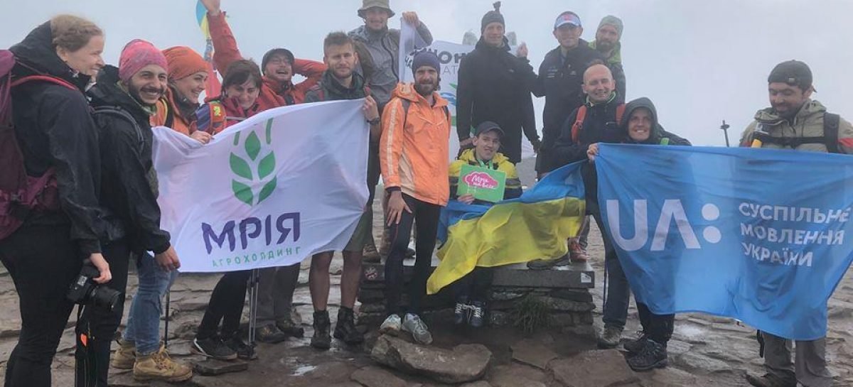 Тернополяни допомогли підкорити Говерлу хлопчику, який пересувається на візку