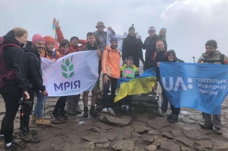 Тернополяни допомогли підкорити Говерлу хлопчику, який пересувається на візку