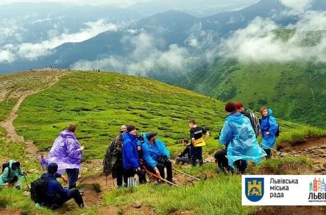 Особливе освідчення в коханні на Говерлі: на «жульєтці» вчетверте піднялися на найвищу вершину України