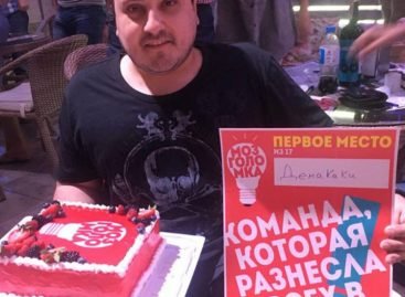 У Херсоні чоловік на кріслі колісному четвертий тиждень не може вийти на вулицю через відключений ліфт (ФОТО)