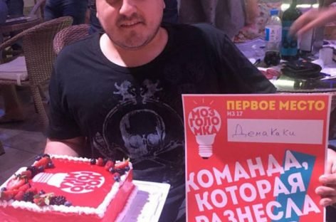 У Херсоні чоловік на кріслі колісному четвертий тиждень не може вийти на вулицю через відключений ліфт (ФОТО)