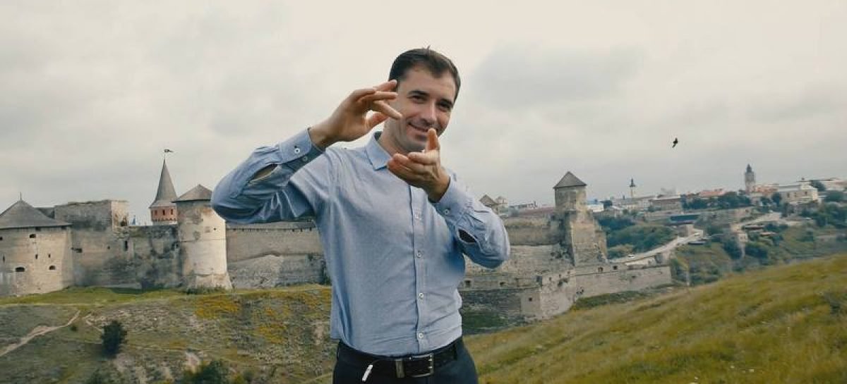 Екскурсія жестовою мовою: в Кам’янці-Подільському знімають ролик для людей з порушенням слуху