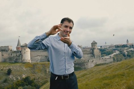 Екскурсія жестовою мовою: в Кам’янці-Подільському знімають ролик для людей з порушенням слуху