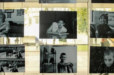У ДніпроОДА презентували фотопроєкт про життя особливих дітей