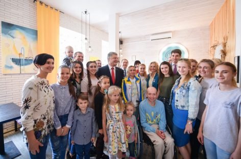 Пишаємось вашим незламним духом – Президент у Кропивницькому поспілкувався з переможцями паралімпійських та дефлімпійських змагань з плавання