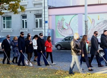 Посадовці Луцької міськради проводять день у темряві