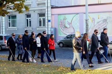 Посадовці Луцької міськради проводять день у темряві