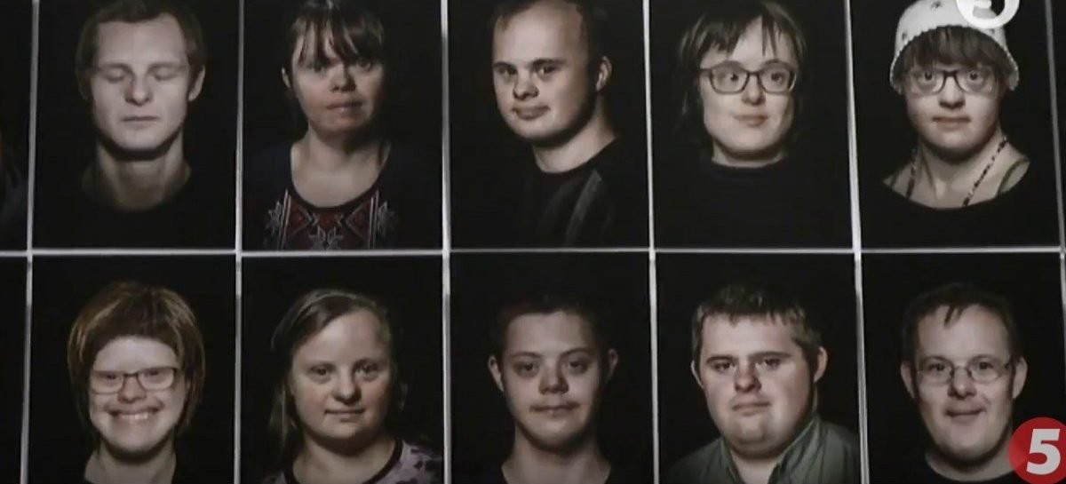 “Хочуть бути частиною суспільства”: у Києві відкрили виставку, співтворцями якої стали люди із синдромом Дауна