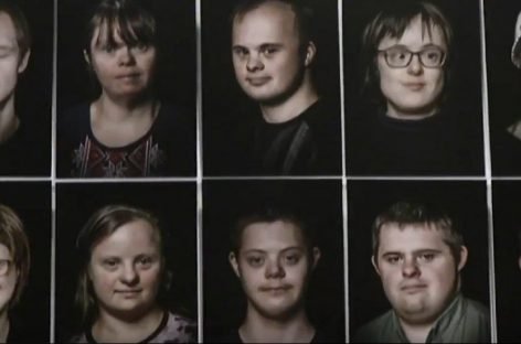 “Хочуть бути частиною суспільства”: у Києві відкрили виставку, співтворцями якої стали люди із синдромом Дауна