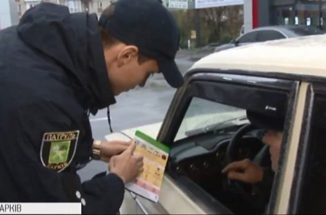 Швидко і зрозуміло: патрульні Харкова тепер краще розумітимуть водіїв з порушенням слуху