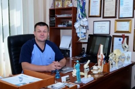 У Черкасах ортопед-травматолог безкоштовно оперує пацієнтів, які не в змозі платити, та сам шукає для них меценатів