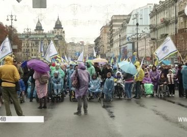 ЗМІ про нас: Символічна стіна та хода Хрещатиком: люди з інвалідністю вийшли у середмістя Києва (Репортаж 5 каналу)