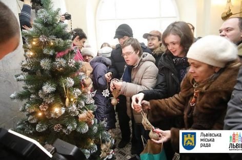 У Львівській міській раді відкрили особливу різдвяно-новорічну ялинку