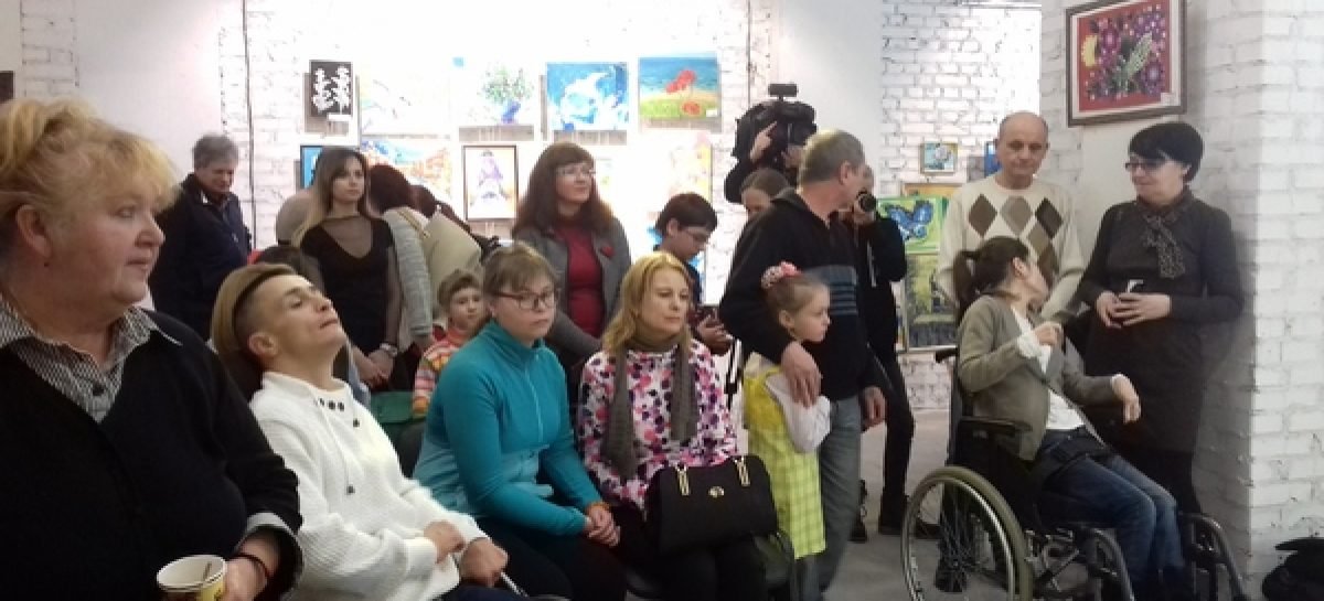 Повірити у себе: у столиці відкрилась виставка робіт особливих митців