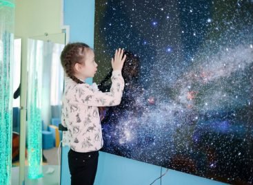 Піскова терапія, балансир та зоряне небо. Як займаються з дітьми з ООП у 50-й школі в Києві