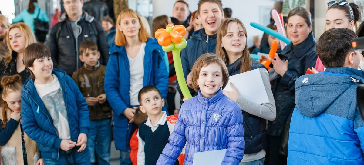 У Вінниці відзначили дітей, які представили свої роботи на виставці «Запали місто синім»