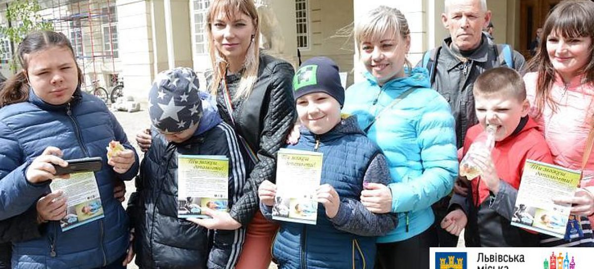 У Львові закликають підтримати людей з аутизмом: розроблено спеціальні наліпки, як допомогти