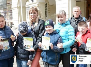 У Львові закликають підтримати людей з аутизмом: розроблено спеціальні наліпки, як допомогти