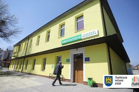 Мер Львова оглянув проведення ремонтних робіт у приміщеннях, де буде створено ще один осередок роботи з людьми з інвалідністю