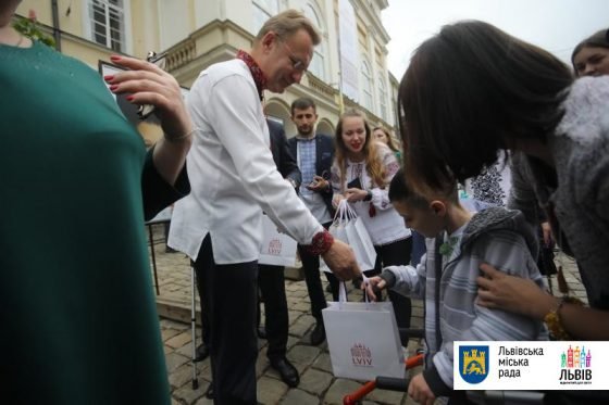 У Львові на площі Ринок пройшла фотовиставка дітей з інвалідністю «Усі ми — вишиванка»