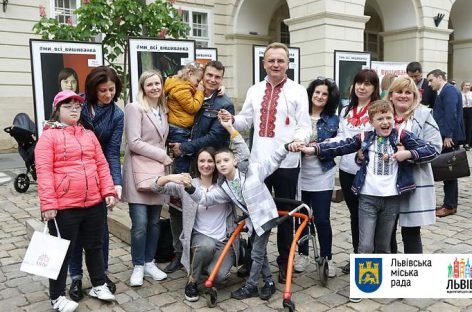 У Львові на площі Ринок пройшла фотовиставка дітей з інвалідністю «Усі ми — вишиванка»
