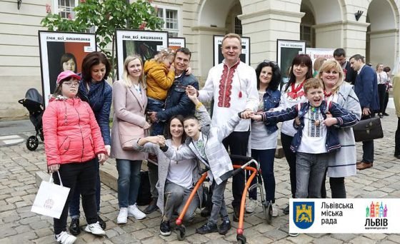 У Львові на площі Ринок пройшла фотовиставка дітей з інвалідністю «Усі ми — вишиванка»