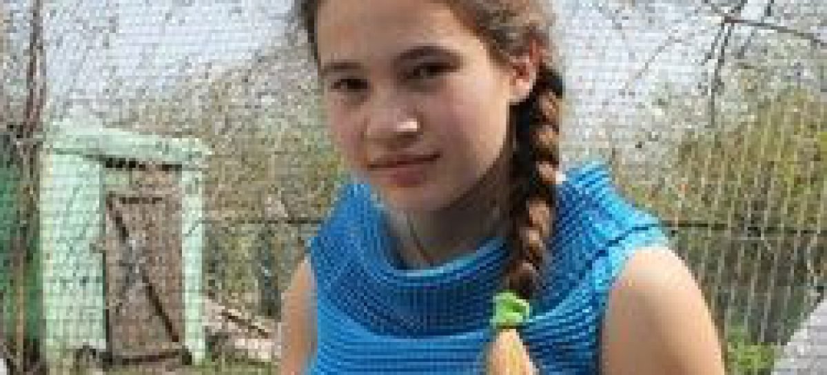 Школярка з Осокорівки вишиває… однією рукою