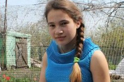 Школярка з Осокорівки вишиває… однією рукою