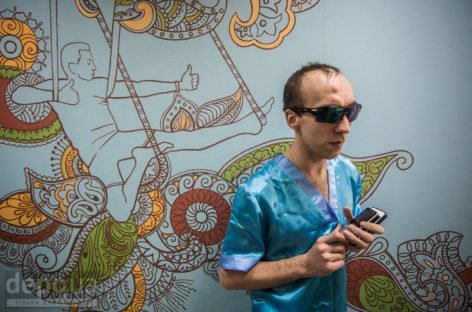 Спортсмен Василь Закревський, який втратив зір, допомагає іншим незрячим