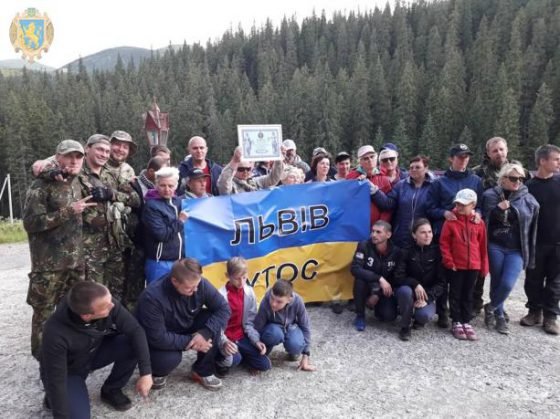 Незрячі із Львівщини підкорили Говерлу та встановили новий рекорд України