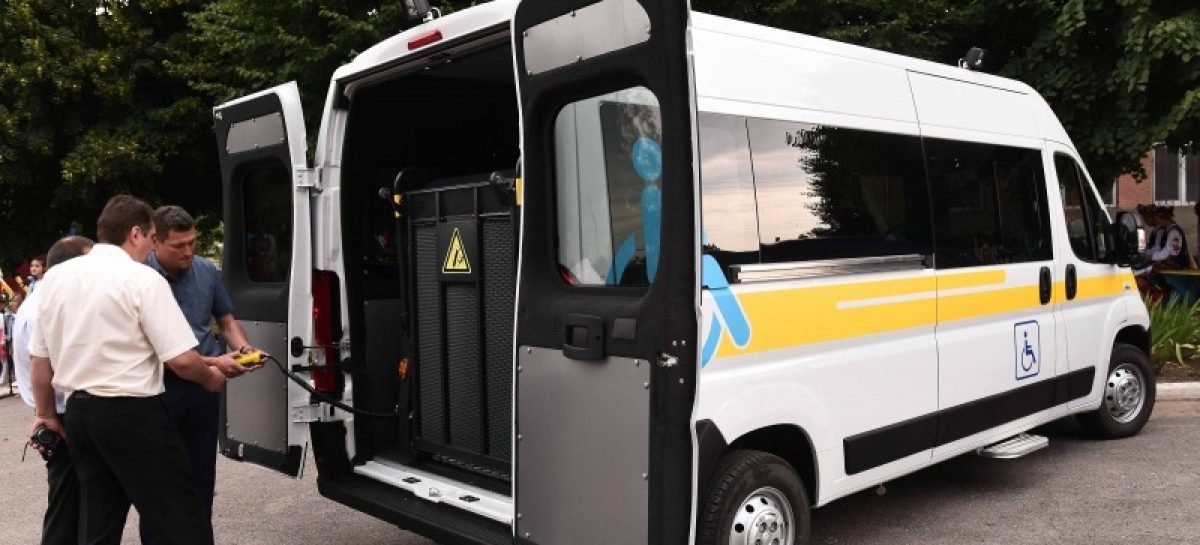 Тульчинська громада першою у Вінницькій області отримала спеціалізований автомобіль для людей на візках