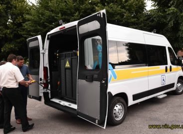 Тульчинська громада першою у Вінницькій області отримала спеціалізований автомобіль для людей на візках
