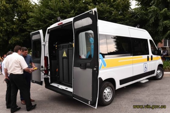 Тульчинська громада першою у Вінницькій області отримала спеціалізований автомобіль для людей на візках